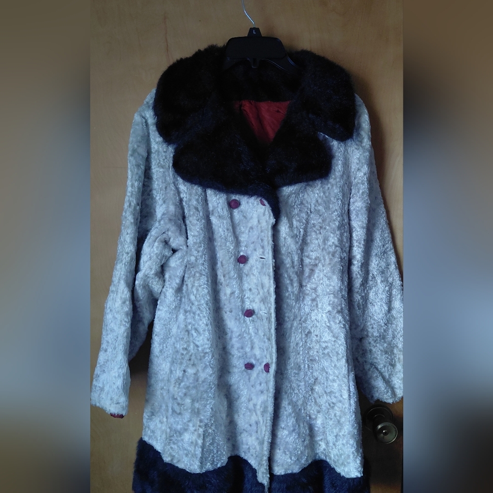 Lillian Ann  Vintage Elegant Gray and Black Women's Coat - Picture 2 of 11